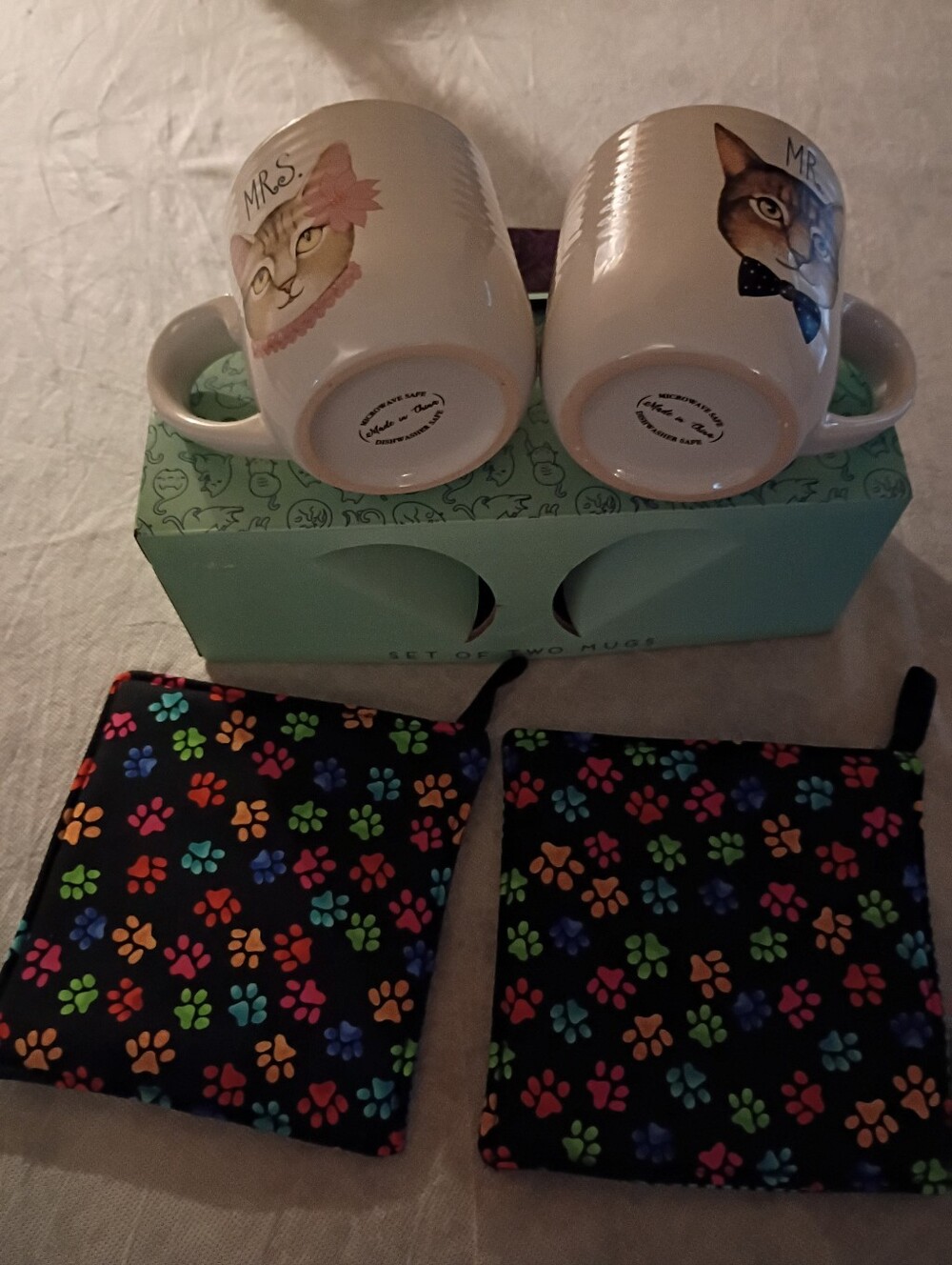 MR. &MRS. CERAMIC CAT MUGS AND CAT POT HOLDERS. - Picture 3 of 6